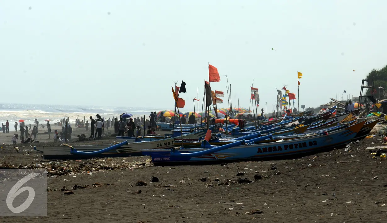 Beberapa perahu nelayan tersandar di pinggir Pantai Depok, Bantul, Yogyakarta, Minggu (27/3/2016). Pantai Depok menjadi lokasi wisata di Daerah Istimewa Yogyakarta yang ramai dikunjungi saat musim libur tiba. (Liputan6.com/Helmi Fithriansyah)