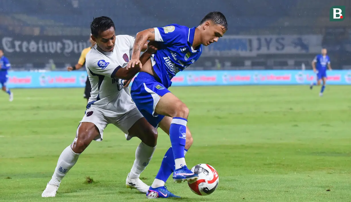 Persib Bandung meraih kemenangan tipis saat menjamu Persita Tangerang dalam laga pekan ke-22 BRI Super League 2025/2026. Laga yang dilangsungkan di Stadion Gelora Bandung Lautan Api, Bandung, Minggu (22/2/2026) malam dimenangkan Persib dengan skor 1-0. (Bola.com/Erwin Snaz)