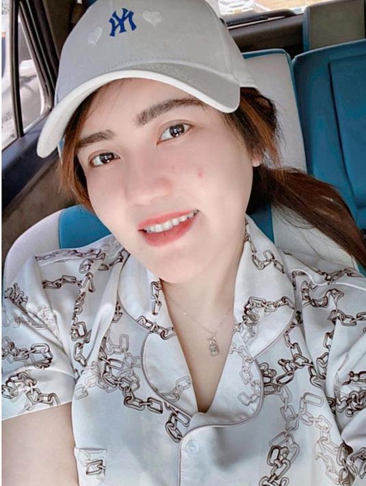 Via Vallen kerap membagikan potret selfienya saat pagi hari. Seperti saat ia jalan-jalan santai dengan mobil. Gaya penampilannya ini curi perhatian karena ia masih memakai piyama tidur. Meski simpel, namun penampilan Via tetap mencuri perhatian. (Liputan6.com/IG/@viavallen)