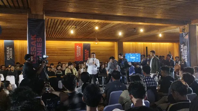 Calon presiden nomor urut 1 Anies Baswedan saat menjawab pertanyaan di acara Desak Anies di Bandung, Jawa Barat, Rabu (29/11/2023). (Liputan6.com/Winda Nelfira)