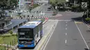 Bus Transjakarta melintas di Jalan Merdeka Barat, Jakarta, Rabu (19/6/2019). Hari ini jalan tersebut dibuka untuk umum di tengah berlangsungnya sidang ketiga sengketa Pilpres 2019. (Liputan6.com/Faizal Fanani)
