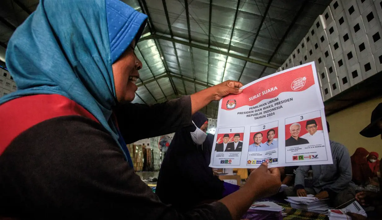 Menurut Joko, bersama dengan proses pelipatan surat suara pihaknya masih menunggu kedatangan surat suara DPR RI. Sementara surat suara untuk DPRD I, DPRD II, DPD, capres-cawapres seluruhnya sudah terkirim di gudang logistik KPU Bantul. (DEVI RAHMAN/AFP)