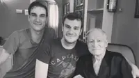 Hugh Hefner memperingati Fathers Day bersama kedua putranya (Foto: Instagram  @cooperbhefner)