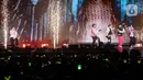 "Kami sampai dengan selamat. Kalian pasti terkejut? Kemarin, saat penampilan lagu 'Bad Alive' kakiku terkilir, tetapi aku baru merasakan sakitnya setelah aku turun panggung," kata Kun. Kun juga meminta penggemar untuk tak mengkhawatirkan kondisinya. (Liputan6.com/Johan Tallo)
