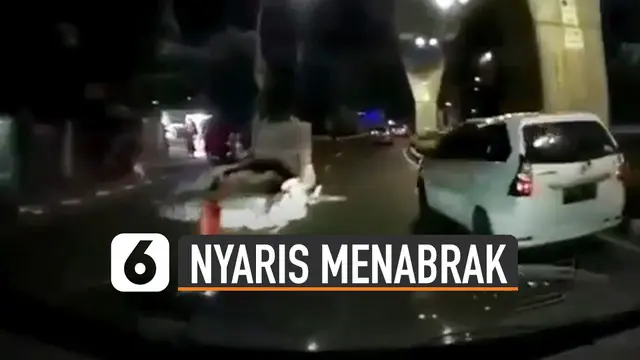 Terekam kamera dashcam, sebuah mobil hampir tabrak proyek galian kabel optik. Beruntung pengemudi mobil masih bisa sigap menghindari proyek tersebut.