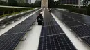 Teknisi melakukan pemeriksaan instalasi panel surya di Masjid Istiqlal, Jakarta, Kamis (3/9/2020). Sebanyak 506 panel surya dengan kapasitas untuk pencahayaan area masjid dengan total daya sebesar 150.000 watt atau setara dengan daya 115 rumah dengan langganan 1300 watt. . (merdeka.com/Imam Buhori)