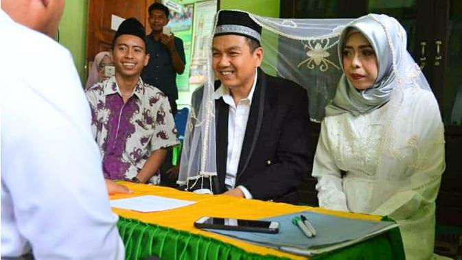 Yanuar Rustanto (44) saat menikah dengan Komang Suratmini (32) di KUA Wua-wua, Kota Kendari, Selasa (16/4/2019). (Liputan6.com/Ahmad Akbar Fua)