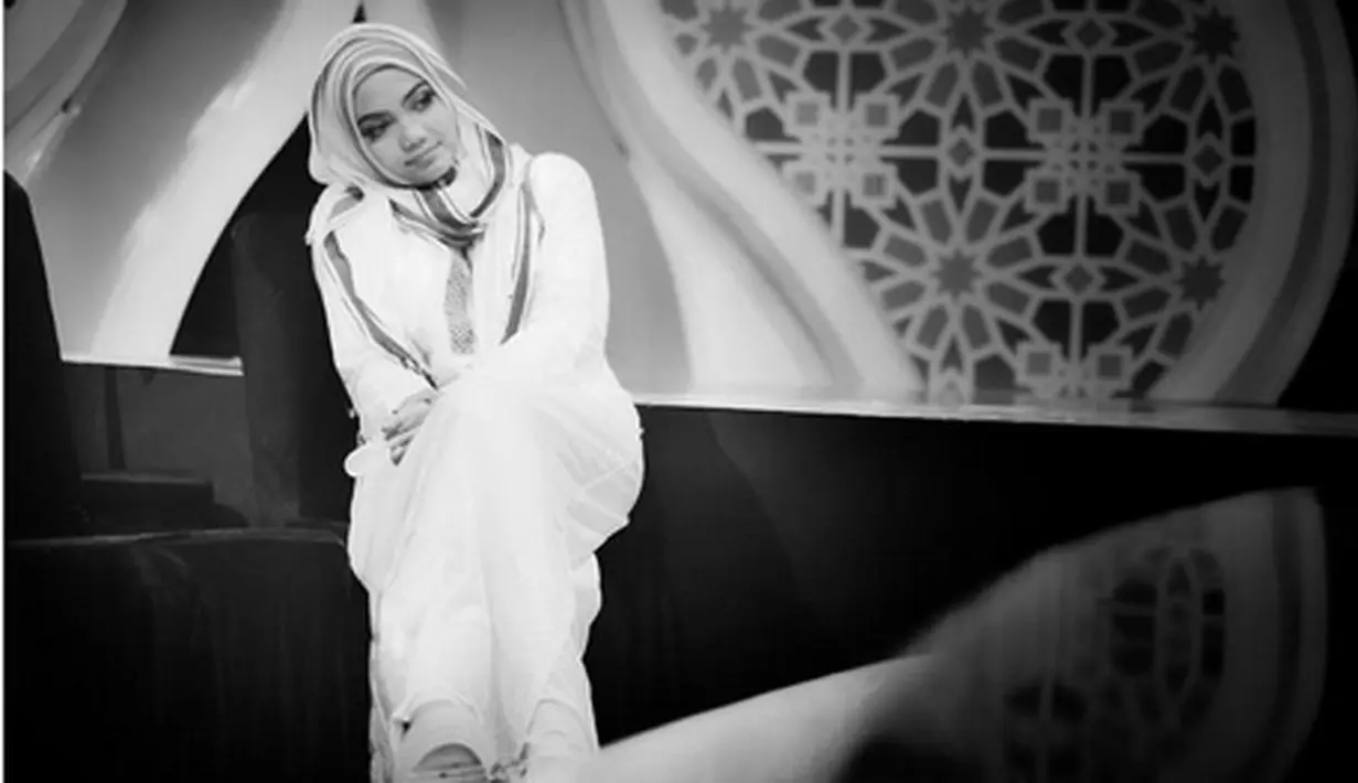 Bukan perkara mudah bagi perempuan yang menekuni karier di dunia entertainment memutuskan untuk mengenakan jilbab. Bahkan banyak selebriti yang melepas jilbab demi kariernya. Rina Nose kini merubah penampilan dengan berhijab. (Instagram/rinanose16)
