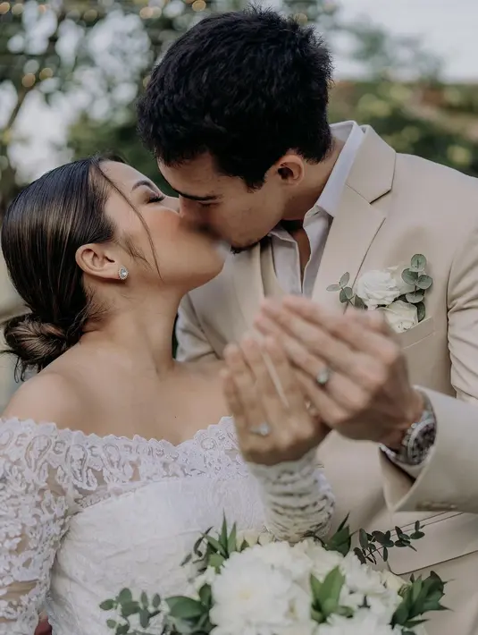 Pemeran Dina dalam film Habibie & Ainun 3 itu juga mengatakan Dali sudah memeluk Islam sekitar sebulan sebelum menikah. [Instagram/jennifercoppenreal20]