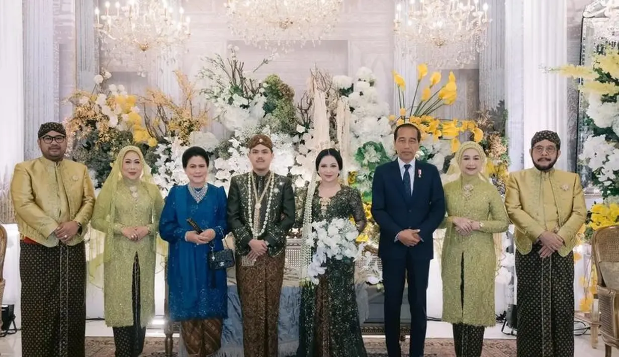 Acara selanjutnya, pengantin mengenakan pakaian adat Jawa warna hijau. Begitupun dengan orangtuanya. Sedangkan Jokowi mengenakan setelan jas hitam dan Iriana mengenakan baju kurung biru sambil membawa tas Chanel.  [@titikhardono]