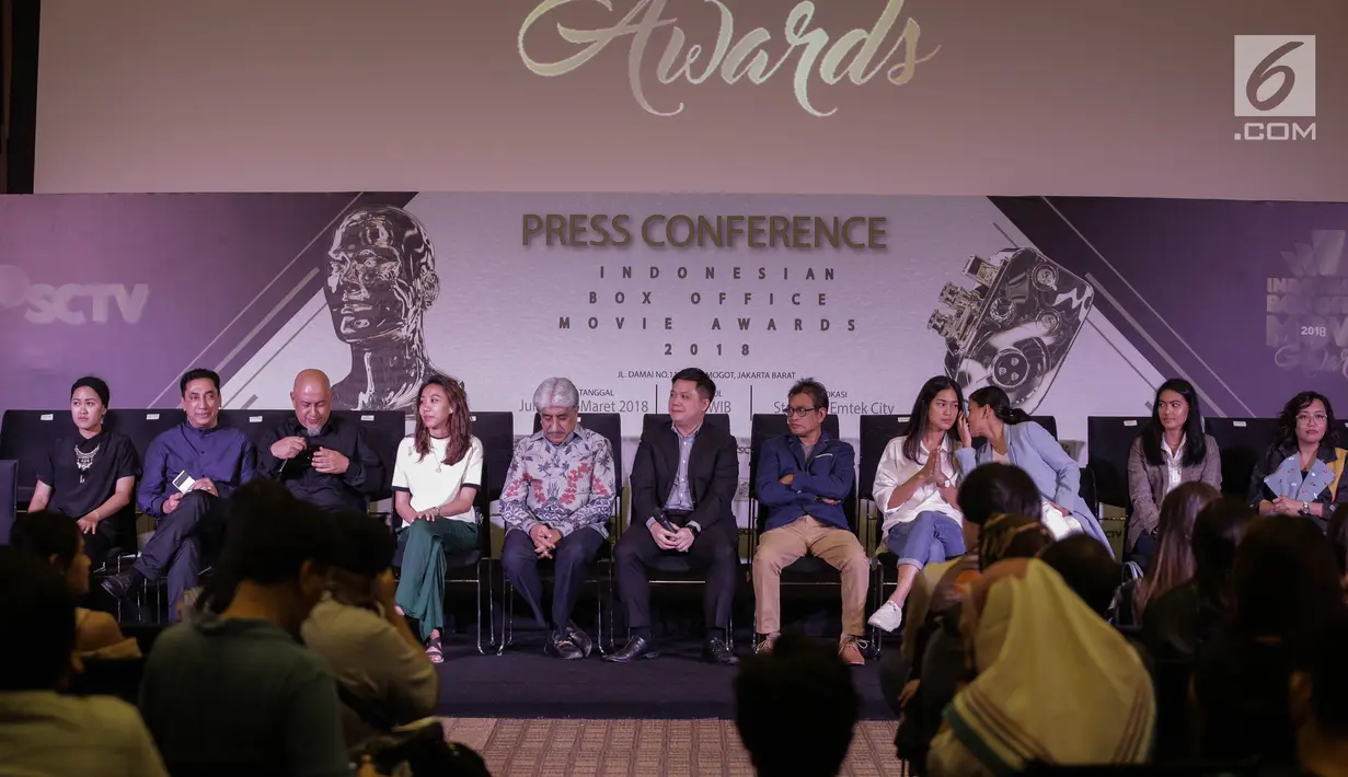 Suasana konferensi pers Indonesia Box Office Movie Awards (IBOMA) 2018 di SCTV Tower, Jakarta, Rabu (14/3). IBOMA 2018 menghadirkan 10 film di tahun 2017 yang terdiri dari 15 kategori penghargaan. (Liputan6.com/Faizal Fanani)