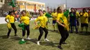 Narapidana wanita tampil sebagai pemandu sorak selama turnamen sepak bola di Penjara San Juan de Lurigancho, Lima, Peru, Kamis (24/5). (AP Photo/Rodrigo Abd)