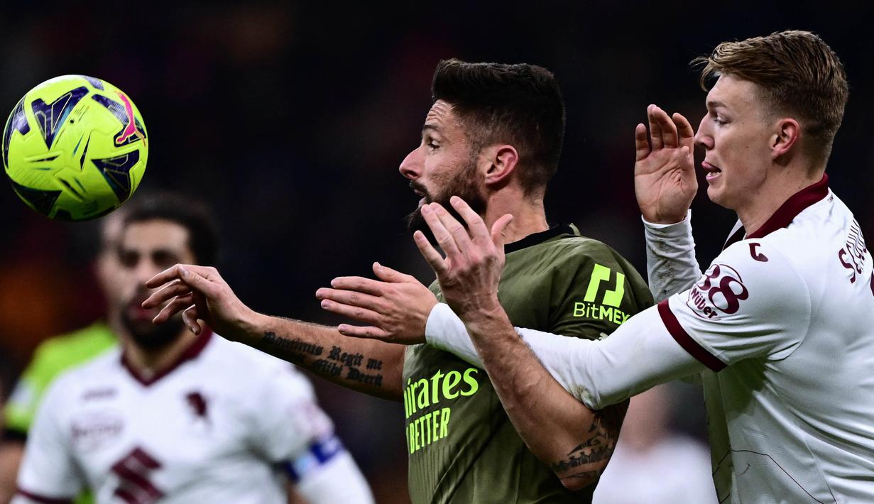 Pemain AC Milan, Olivier Giroud (tengah) mengontrol bola dibayangi pemain Torino, Perr Schuurs dalam duel pekan ke-22 Liga Italia 2022/2023, Sabtu (11/2/2023) dini hari WIB. Olivier Giroud layak dinobatkan sebagai pemain terbaik alias man of the match AC Milan vs Torino. Gol tunggal Milan datang dari aksi impresif Olivier Giroud di menit ke-62. (AFP/Marco Bertorello)
