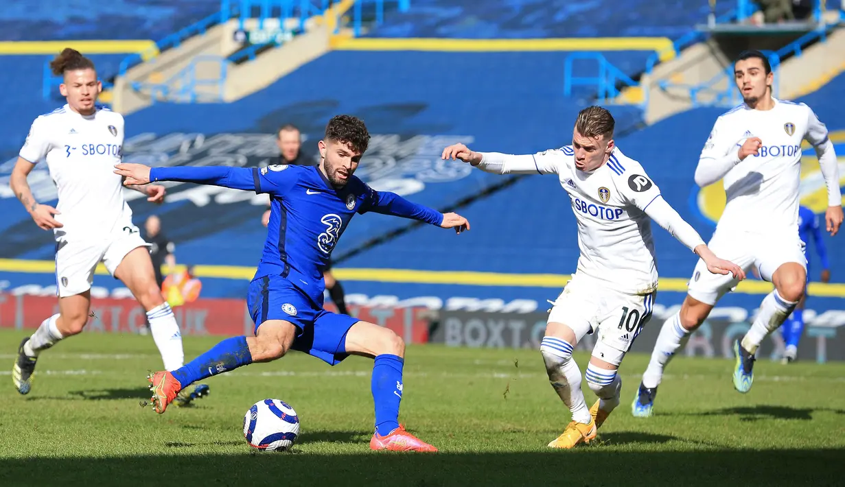 Christian Pulisic (dua kiri) berusaha mengoceh pemain belakang Leeds United untuk melepaskan tendangan ke gawang, namun dapat dimentahkan oleh Illan Meslier. (Foto: AFP/Pool/Lindsey Parnaby)