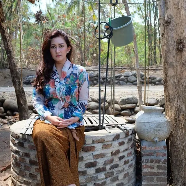 Nafa Urbach yang terlihat cantik di usia kepala empat