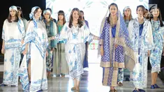 Sejumlah model memeragakan busana rancangan desainer Ghea Panggabean dalam acara budaya perempuan Supreme Indonesia di Silang Monas, Jakarta, Selasa (31/7). Sebanyak 25 koleksi rancangan Ghea ditampilkan dalam acara tersebut. (Liputan6.com/Faizal Fanani)