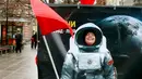 Seorang wanita tersenyum berpose di balik papan foto saat perayaan Cosmonautics Day di St Petersburg, Rusia pada Sabtu 12 April 2014.(REUTERS/Alexander Demianchuk)