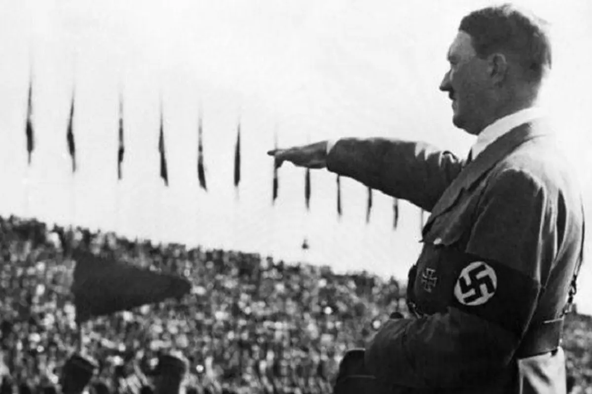 Adolf Hitler ketika memberikan hormat ala Nazi