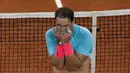 Petenis Rafael Nadal merayakan kemenangannya atas Novak Djokovic pada final Prancis Terbuka 2020 di Stadion Roland Garros, Paris, Prancis, Minggu (11/10/2020). Dengan kemenangan ini, Nadal menyamai rekor Roger Federer dengan meraih 20 gelar Grand Slam. (AP Photo/Alessandra Tarantino)
