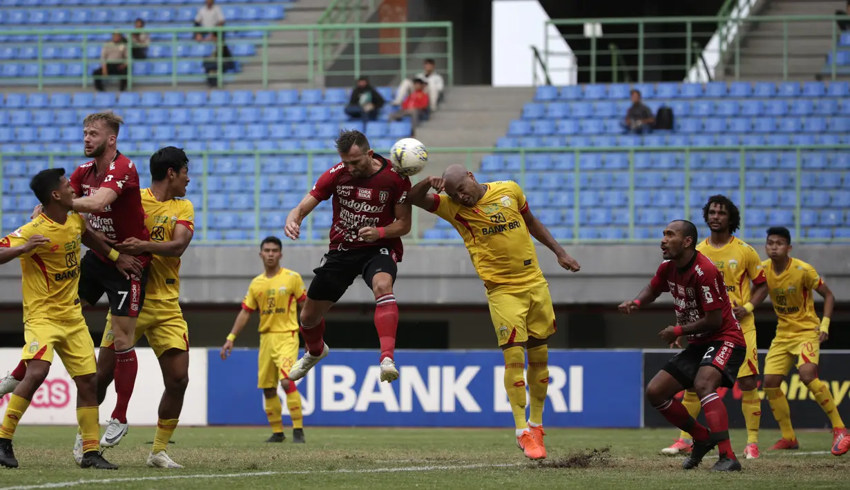 Gelandang Bali United, Paulo Sergio, berebut bola dengan bek Bhayangkara FC, Anderson Salles, pada laga Shopee Liga 1 di Stadion Patriot Chandrabhaga, Bekasi, Jumat (13/9). Bhayangkara bermain imbang 0-0 atas Bali United. (Bola.com/Yoppy Renato)