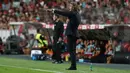 Pelatih Italia, Roberto Mancini mengintruksikan pemainnya saat bertanding melawan Portugal pada pertandingan UEFA Nations League di Stadion Luz, Lisbon, Portugal, (11/9). Portugal tipis 1-0 atas Italia. (AP Photo/Armando Franca)