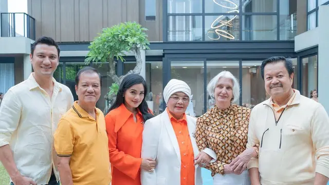 Berasal dari Jerman, Ini 6 Potret Christian Sugiono dan Ibunda