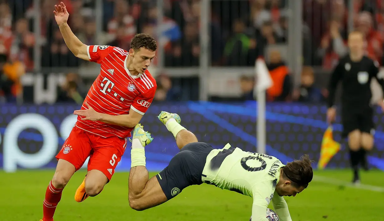Benjamin Pavard masuk dalam daftar jual Bayern Munchen di musim panas 2023 lantaran kontraknya akan habis pada tahun 2024. Peluang itu bisa dimanfaatkan MU untuk mendatangakn pemain asal Prancis ini ke Old Trafford menggantikan posisi Harry Maguire. (AFP/Odd Andersen)