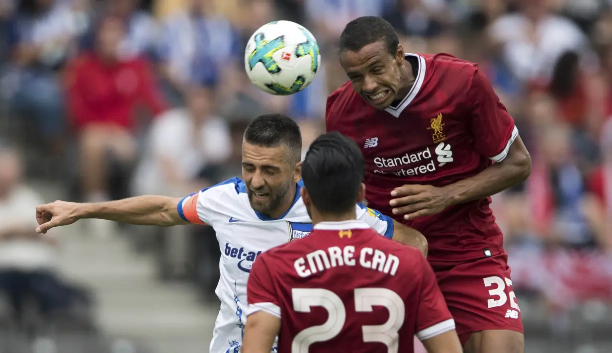 Striker Hertha BSC, Vedad Ibisevic, duel udara dengan bek Liverpool, Joel Matip, pada laga persahabatan di Stadion Olympia, Berlin, Sabtu (29/7/2017). Hertha kalah 0-3 dari Liverpool. (AP/Soeren Stache)