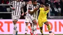 Bek Juventus Bremer (Tengah) menahan gelandang antes Ludovic Blas dalam duel leg pertama play-off babak gugur Liga Europa 2022/2023 di Allianz Stadium, Jumat (17/2/2023) dini hari WIB. Hasil imbang 1-1 ini terbilang bagus bagi Nantes yang bakal meladeni Juve di markas mereka dalam duel leg kedua pekan depan. (Marco BERTORELLO / AFP)