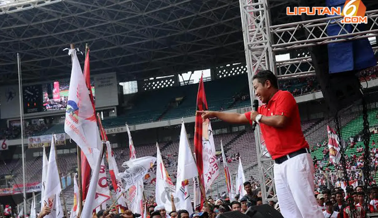  Pelawak Narji juga ikut mengocok perut peserta kampanye Partai Gerindra di Stadion GBK Jakarta (Liputan6.com/Helmi Fithriansyah)