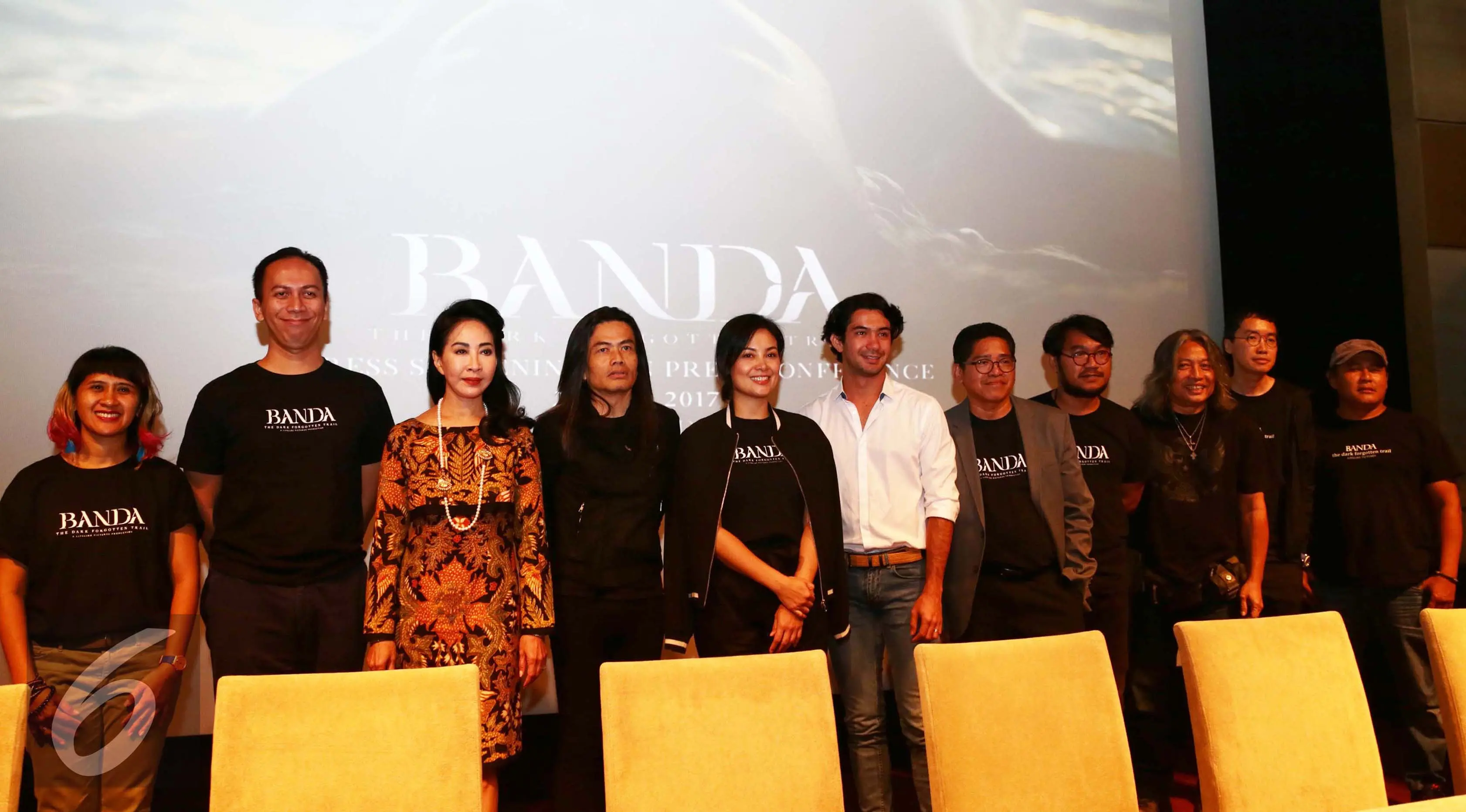 Para pendukung film Banda di antaranya aktor Reza Rahadian dan sutradara Jay Subiyakto. (Herman Zakharia/Liputan6.com)