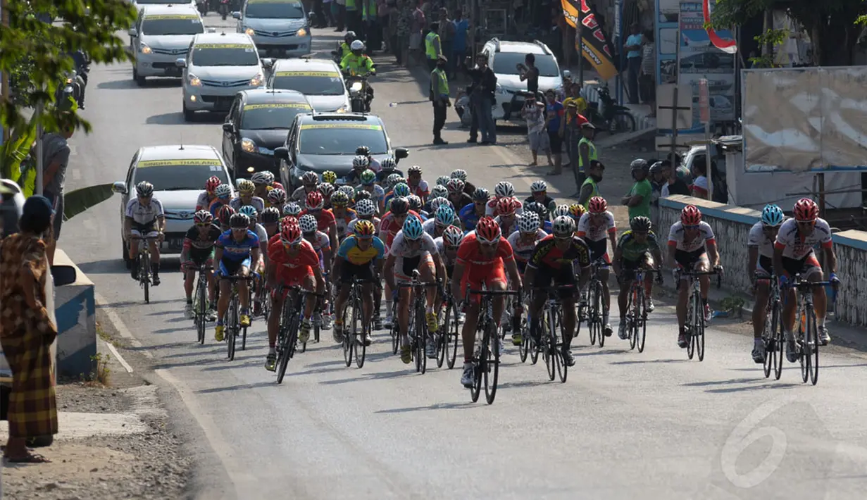 Rute lintasan etape 2 Internasional Tour De Banyuwangi Ijen didominasi jalan datar dan sesekali menanjak. Tampak, beberapa pebalap mencoba menaklukan salah satu tanjakan di etape 2 ITdBI, (17/10/2014). (Liputan6.com/Helmi Fithriansyah)
