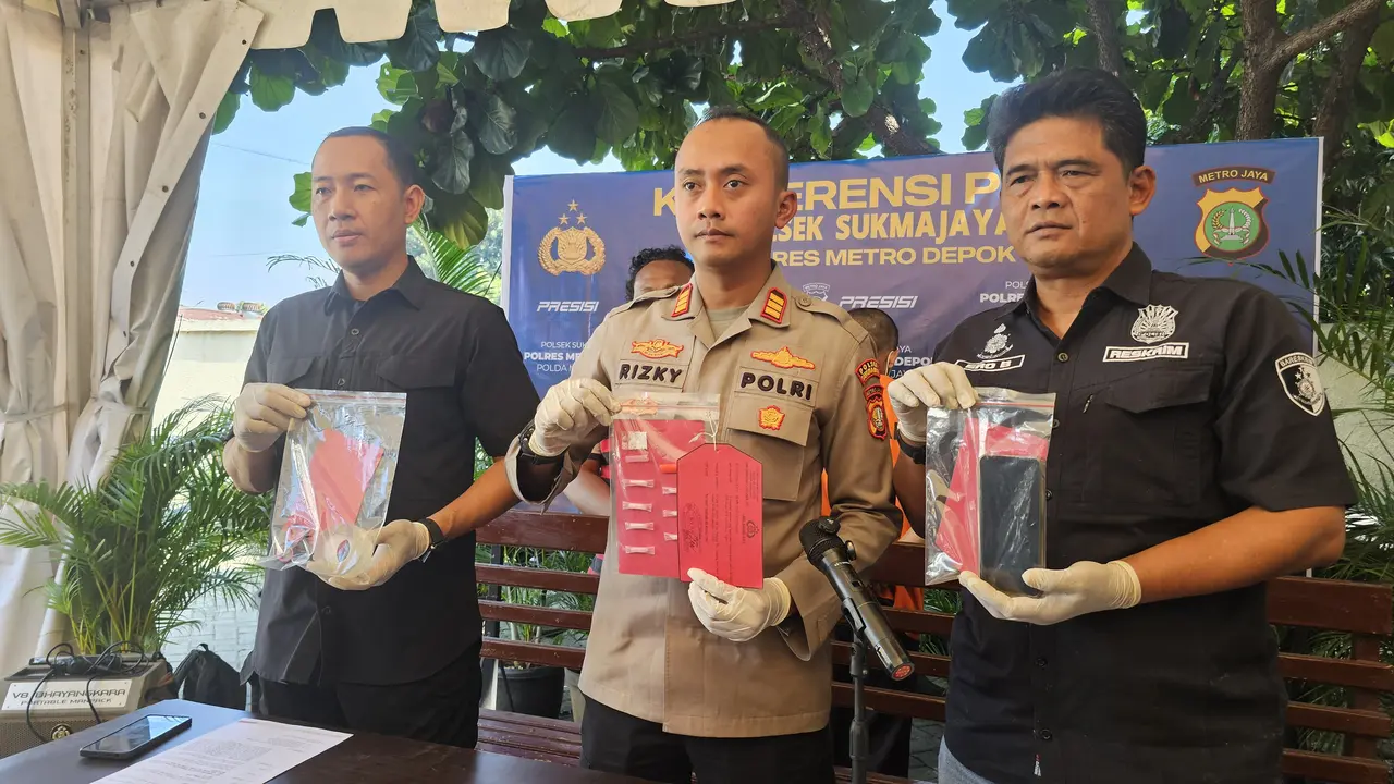 Kapolsek Sukmajaya, AKP Rizky Firmansyah Tontowiputra memperlihatkan barang bukti sabu usai menangkap tersangka kurir di kawasan Sukmajaya, Depok.