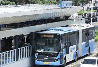 Bus Transjakarta berhenti di Halte Gelora Bung Karno (GBK), Jakarta, Kamis (18/8/2022). PT Transportasi Jakarta (TransJakarta) kembali mengoperasikan Halte Gelora Bung Karno (GBK) setelah rampung direvitalisasi. Halte GBK efektif melayani pelanggan bertepatan di HUT Ke-77 RI pada Rabu, 17 Agustus 2022 kemarin. (Liputan6.com/Herman Zakharia)