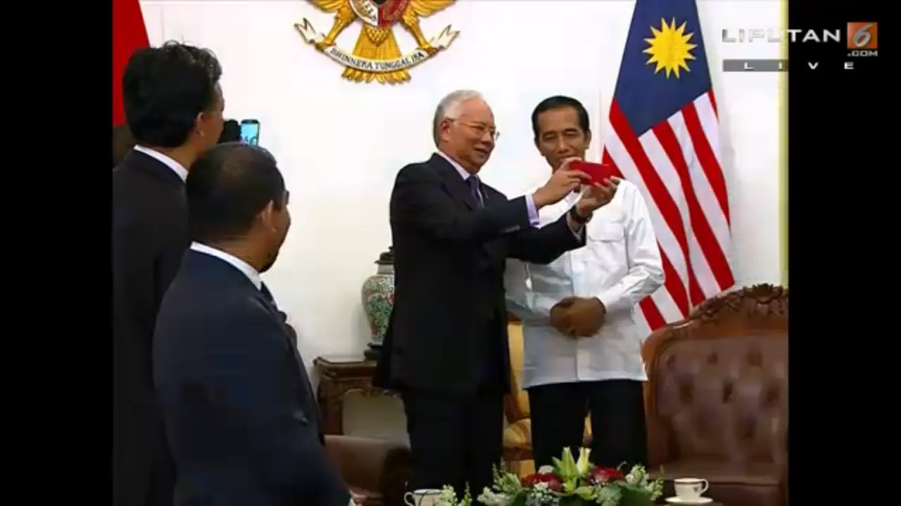 Jokowi-Tun Abdul Razak Selfie