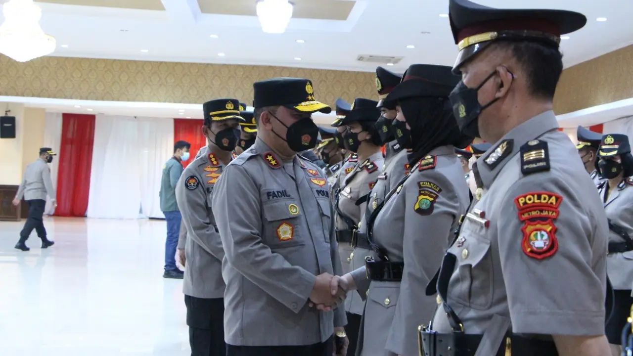 Kapolda Metro Jaya, Irjen Pol Fadil Imran saat melantik 28 Kapolsek di Mapolda Metro Jaya, Selasa (24/4/2022). (Liputan6.com/Ady Anugrahadi)