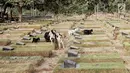 Sejumlah kambing mencari makan di antara makam yang berada di TPU Pondok Rangon, Jakarta, Sabtu (10/8/2019). Kambing tersebut sengaja digembalakan di area kuburan oleh pemiliknya lantaran kurangnya lahan hijau di daerah perkotaan. (Liputan6.com/Faizal Fanani)
