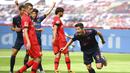 Striker Bayern Munchen, Robert Lewandowski, melakukan selebrasi usai membobol gawang Bayer Leverkusen pada laga Bundesliga di BayArena, Sabtu (6/6/2020). Bayern Munchen menang 4-2 atas Bayer Leverkusen. (AP/Matthias Hangst)