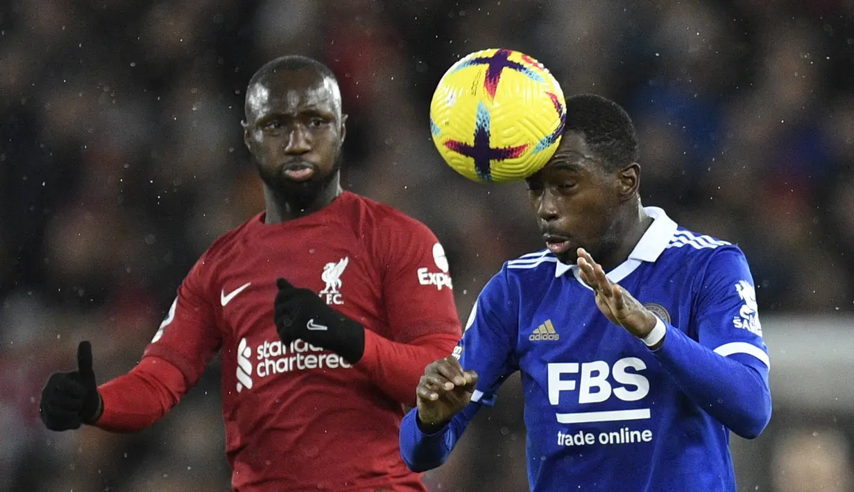 Gelandang Leicester City Boubakary Soumare (kanan) menyundul bola di sebelah gelandang Liverpool Guinea Naby Keita pada pertandingan pekan ke-18 Liga Inggris di Stadion Anfield, Sabtu (31/12/2022) dini hari WIB. Hasil ini membuat Liverpool masih di peringkat keenam klasemen dengan 28 poin dari 16 laga. (Photo by Oli SCARFF / AFP)