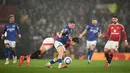 <p>Pemain Manchester United, Harry Maguire, berebut bola dengan pemain Ipswich Town, Liam Delap, dalam laga lanjutan Liga Inggris 2024/2025 di Old Trafford, Manchester, Inggris, Kamis (27/02/2025). (AFP/Oli Scarff)</p>