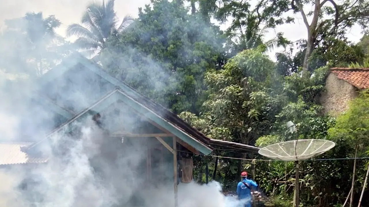 Nampak proses pengasapan atau fogging tengah dilakukan Dinas Kesehatan Kota Tasikmalaya, Jawa Barat
