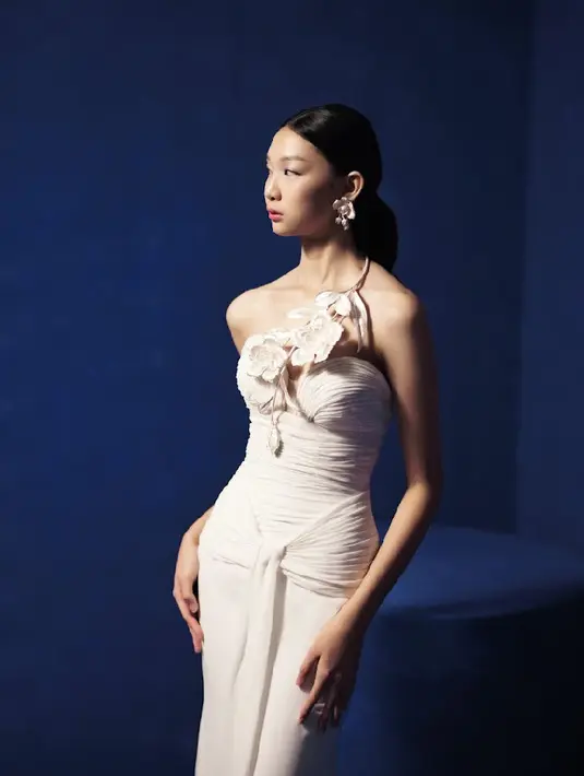 Gaun  pernikahan Tinara juga dibuat dengan warna-warna khas pernikahan yang sakral yaitu putih. Dengan berbagai model dari bawl gown hingga mini gow. [Tinara]