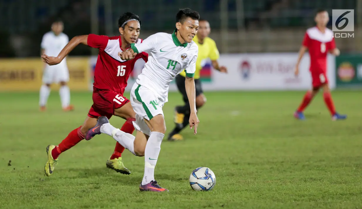 Pemain Timnas U-19 Indonesia Feby Eka Putra menggiring bola dengan kawalan Timnas U-19 Filipina dalam laga kedua Grup B Piala AFF U-18 di Thuwunna Stadium, Myanmar, Kamis (8/9). Feby Eka Putra telah mencetak 3 gol. (Liputan6.com/Yoppy Renato)