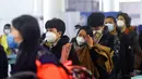 Penumpang mengantre untuk melewati bea cukai setelah tiba di Bandara Internasional Hangzhou Xiaoshan di provinsi Zhejiang timur China (8/1/2023). China mencabut persyaratan karantina untuk pelancong yang datang pada (8/1), mengakhiri isolasi yang diberlakukan sendiri selama hampir tiga tahun bahkan saat negara tersebut berjuang melawan wabah lonjakan kasus Covid-19. (AFP/STR)