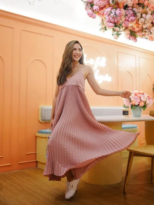 Memiliki tubuh yang langsing dan tinggi badan yang ideal, semua baju yang dikenakan oleh Jessica Mila selalu nampak pas dan cocok. Sehingga ia seringkali menjadi trendsetter bagi para penggemarnya. (Liputan6.com/IG/jscmila)