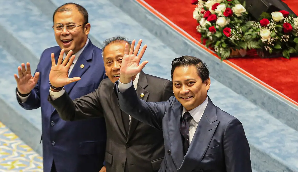 Deputi Gubernur Bank Indonesia (BI) terpilih, Thomas Djiwandono (kanan) berpose dengan Wakil Ketua Dewan Perwakilan Rakyat (DPR), Saan Mustopa (tengah) dan Cucun Ahmad Syamsurijal setelah Rapat Paripurna DPR RI Ke-12 Masa Persidangan III Tahun Sidang 2025–2026 di Kompleks Parlemen Republik Indonesia, Jakarta pada Selasa 27 Januari 2026. Rapat Paripurna Dewan Perwakilan Rakyat (DPR) Republik Indonesia menyetujui Thomas Djiwandono sebagai Deputi Gubernur Bank Indonesia (BI) periode 2026–2031. (Foto oleh AFP)
