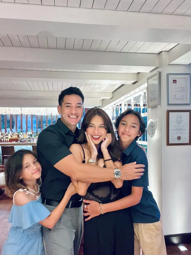 Potret Jason Deandra White, putra Nana Mirdad dan Andrew White yang selalu kompak bersama keluarga. (Instagram @nanamirdad_)