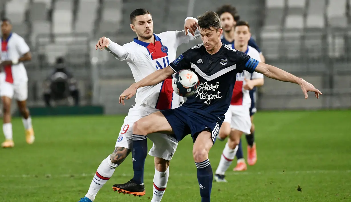 Striker Paris Saint-Germain (PSG), Mauro Icardi, berusaha melewati pemain Bordeaux, Laurent Koscielny, pada laga Liga Prancis di Stadion Matmut Atlantique, Rabu (3/3/2021). PSG menang dengan skor 1-0. (Photo by Philippe LOPEZ / AFP)