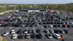 Umat kristiani berdoa dalam mobil saat kebaktian Jumat Agung di sebuah bioskop drive-in di Duesseldorf, Jerman, Jumat (10/4/2020). Kebaktian Jumat Agung secara drive-in dilakukan setelah Jerman menutup semua tempat ibadah untuk mencegah penyebaran virus corona COVID-19. (AP Photo/Martin Meissner)