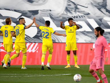 Para pemain Cadiz merayakan gol yang dicetak oleh Anthony Lozano ke gawang Real Madrid pada laga Liga Spanyol di Stadion Alfredo Di Stefano, Minggu (18/10/2020). Real Madrid takluk dengan skor 1-0. (AFP/Pierre- Philipe Marcou)
